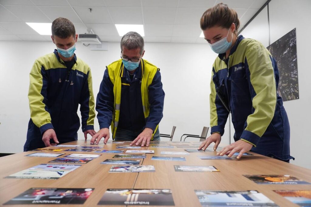Une dizaine de salariés du site Michelin à Cholet ont participé à la Fresque du climat, un atelier pour comprendre les causes et conséquences du réchauffement climatique. | OUEST-FRANCE