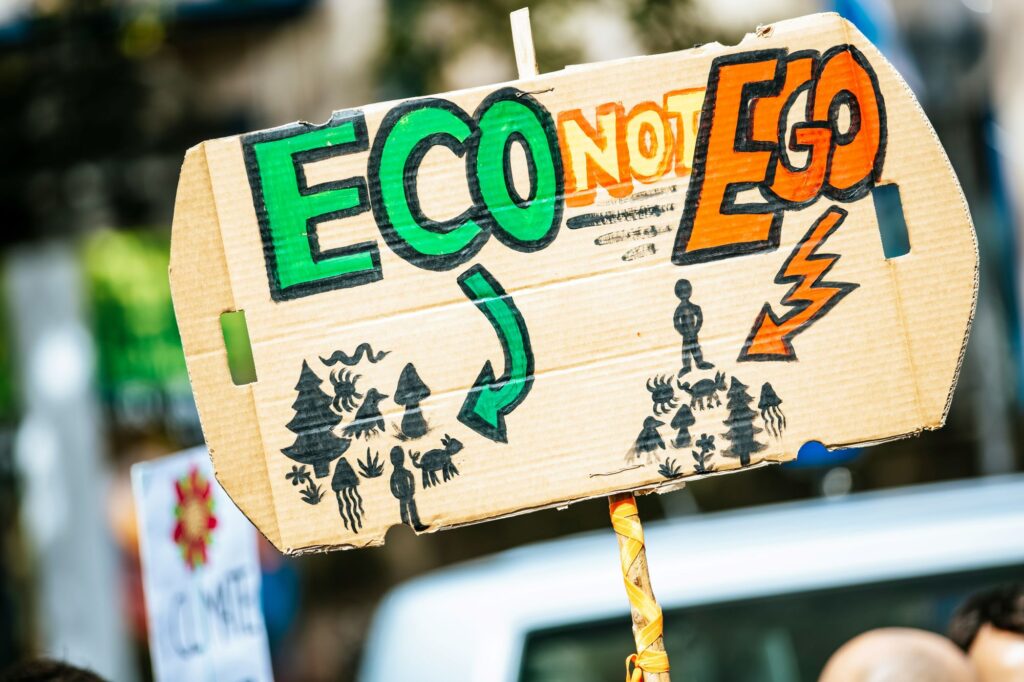 Pancarte de manifestation indiquant : ECO not EGO