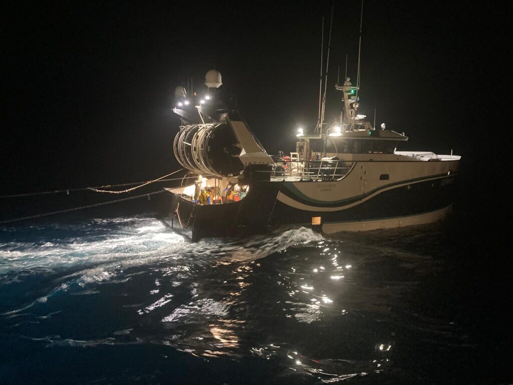 Un chalut la nuit en mer