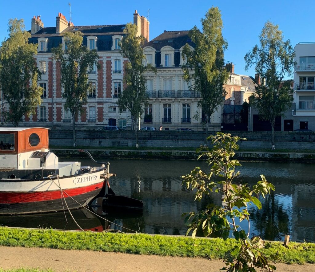 Un bateau rouge sur le quai de la Vilaine à Rennes. 