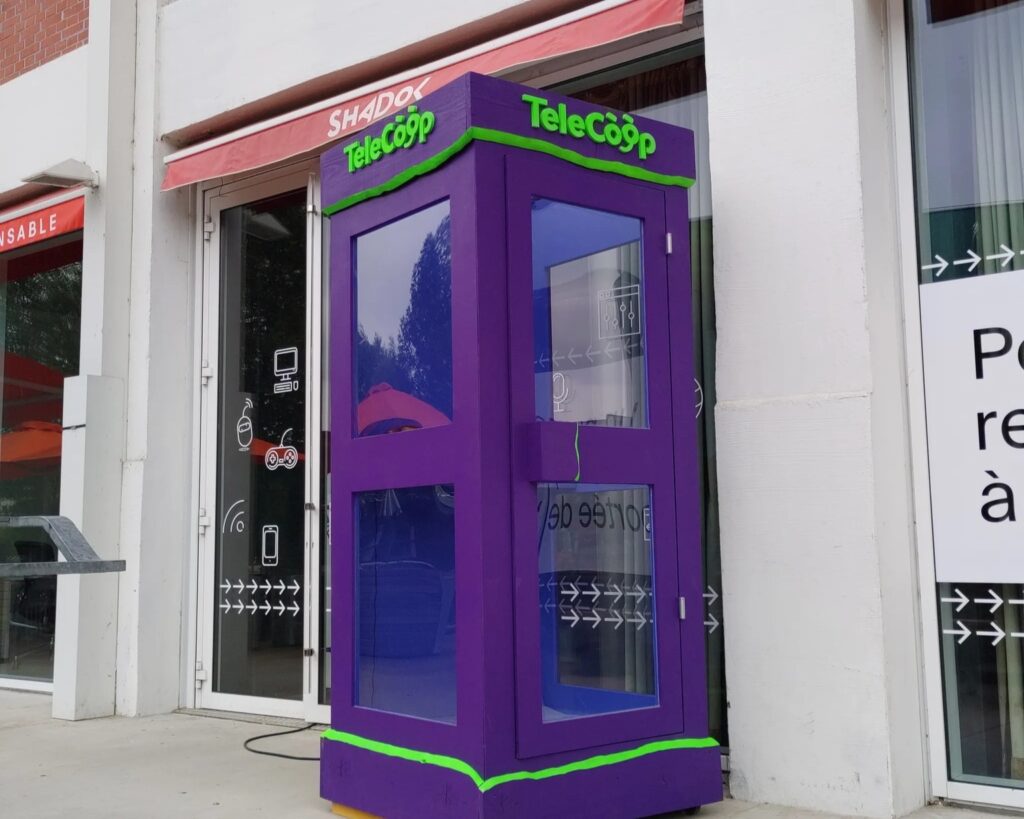 Cabine telephonique telecoop violette